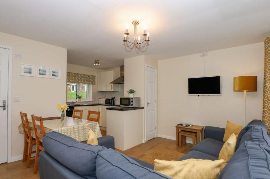15 THE DELL, pet friendly, character holiday cottage in Mundesley