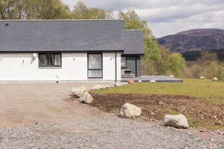 EILDAN, pet friendly, luxury holiday cottage in Fort William