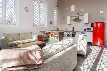 ASQUITH PENTHOUSE, character holiday cottage in Huddersfield