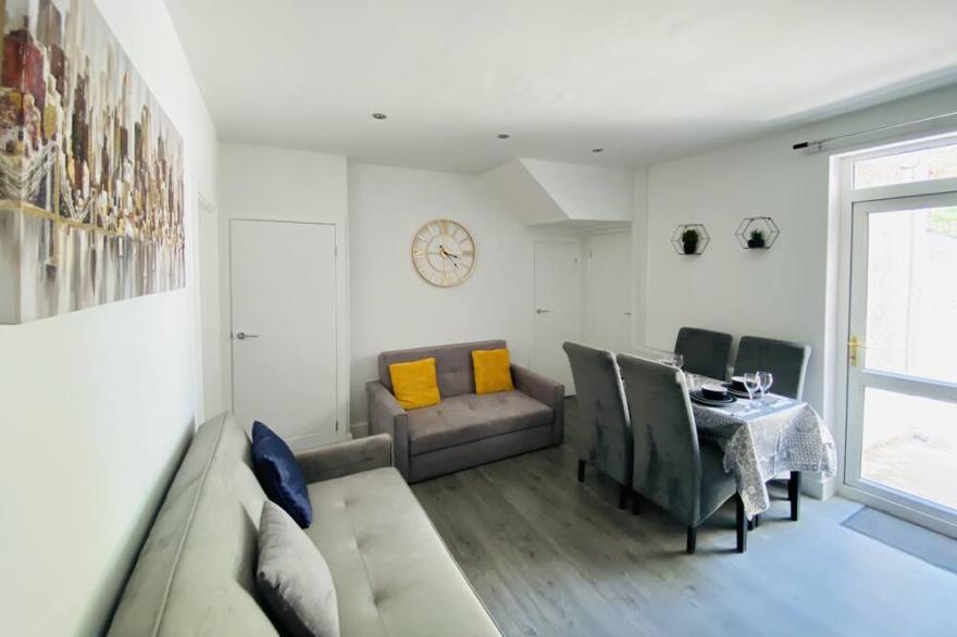 Cosy Home Close to Swansea City Centre, Perfect for Contractors & Families