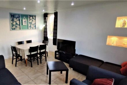 3 bedroom apt. Virgin internet 100 Mbps, Virgin Tv, Netflix and free parking