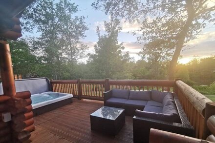 Starlight Log Cabin - With Hot Tub and Lake View