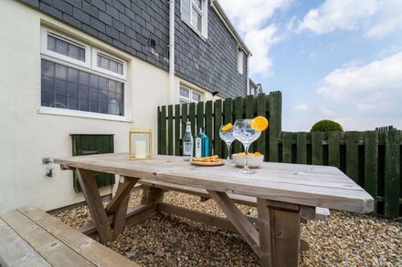 Resoghen - Sleeps 6 - Dog Friendly - Outside Area - On-Site Parking