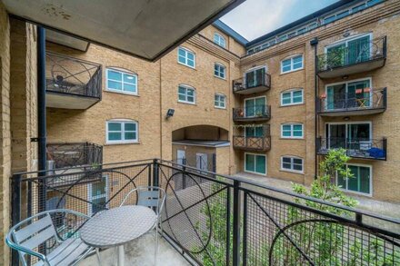 Royal Victoria, London - Stylish 1BR Apartment