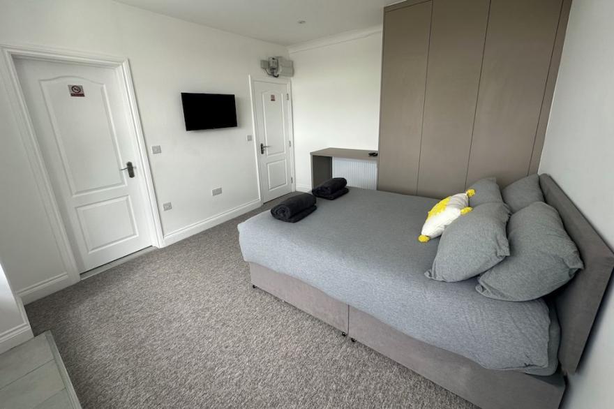 Sunny, Brand-New, 1 Bed Flat 15 Mins Central London