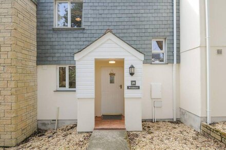 WOODMANS COTTAGE, with pool in Falmouth