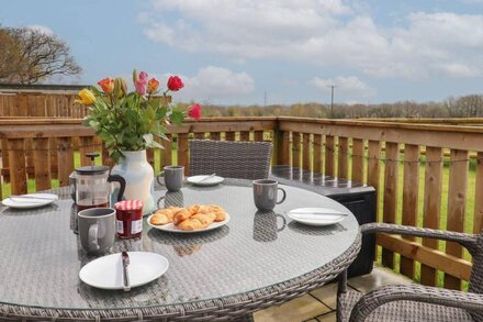 STRAWBERRY BANK - NUTHATCH, pet friendly, with hot tub in Bridgerule