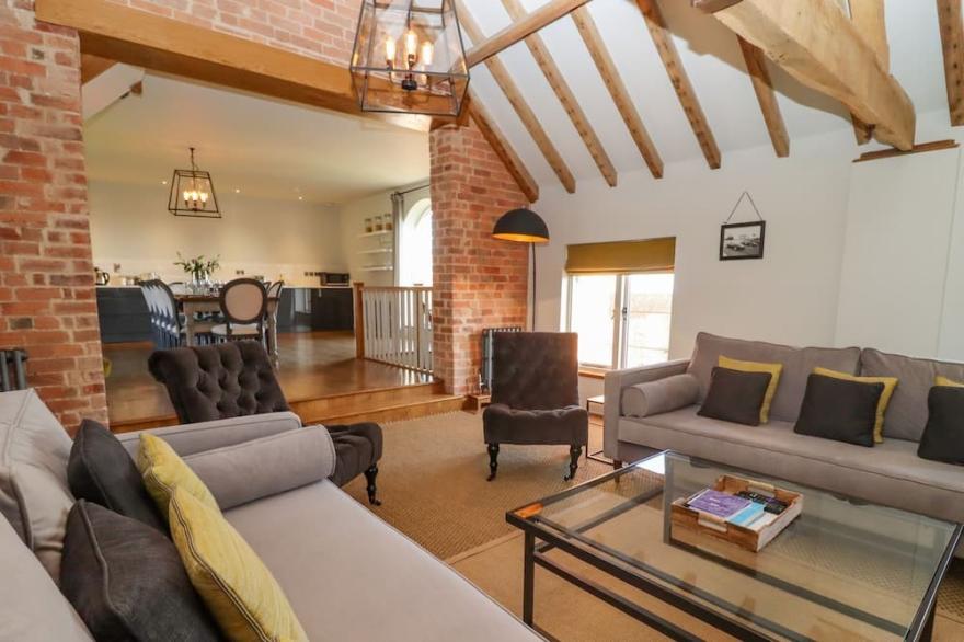 THE MILLHOUSE, pet friendly, luxury holiday cottage in Welland