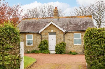 THE COTTAGE AT GLORORUM, pet friendly, with open fire in Bamburgh