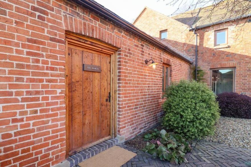 THE STABLES, pet friendly, character holiday cottage in Welland