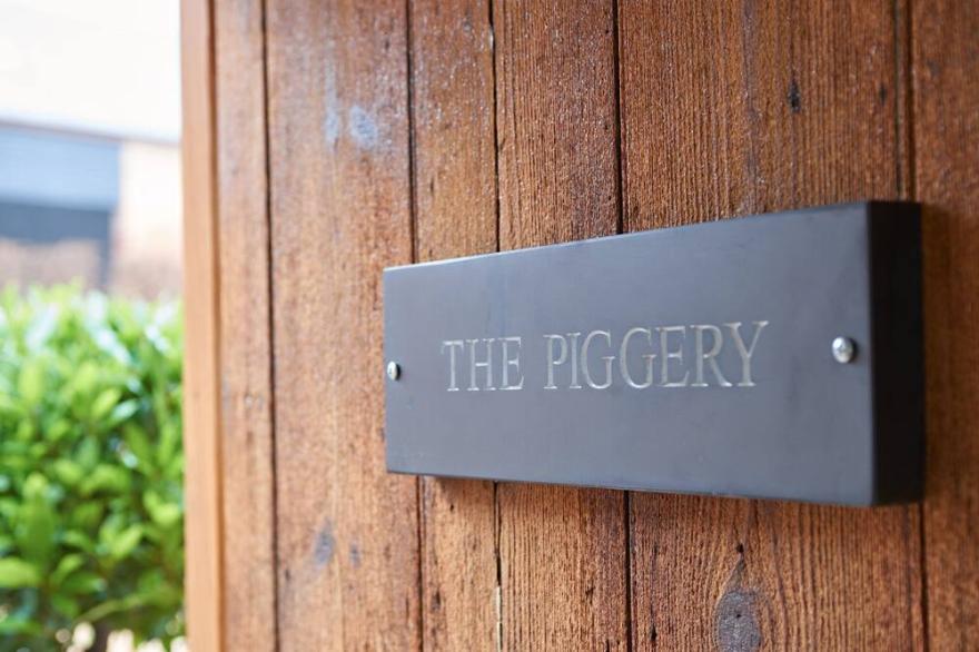 THE PIGGERY, pet friendly, luxury holiday cottage in Welland