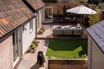 Super-stylish & dog-friendly bolthole in heart of Burley