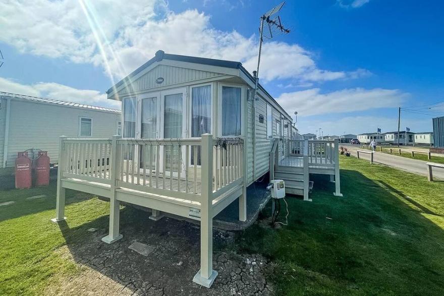 Superb 6 berth caravan with WiFi at St Osyth Beach in Essex ref 28046GC