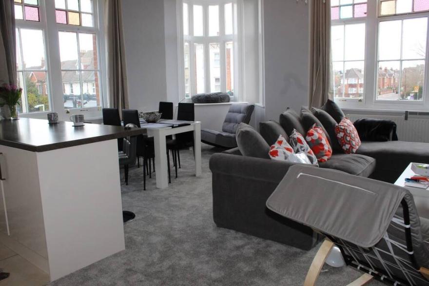 Lovely 2 Bed 2 Bath Flat In the heart of Poole