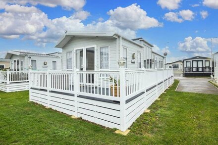 Luxury caravan at Seaview Holiday Park in Kent ref 47034PB