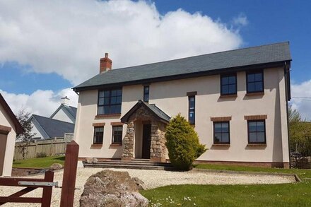 Barcud Lodge - Four Bedroom House, Sleeps 8