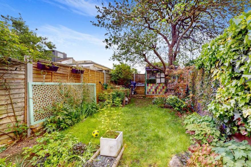 Enchanting 3 Bedroom House With Garden in Leyton