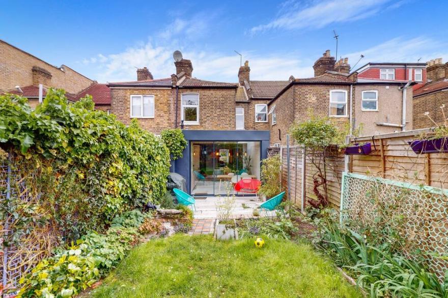 Enchanting 3 Bedroom House With Garden In Leyton