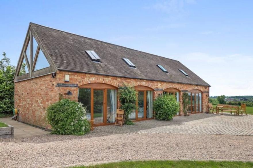 Sleeps 20 - Luxury barn conversion (with hot tub)