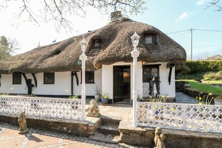 KELLACOTT COTTAGE, character holiday cottage, with a garden in Lifton