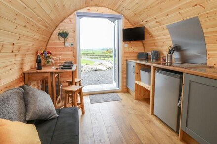 PARYS POD, with hot tub in Amlwch