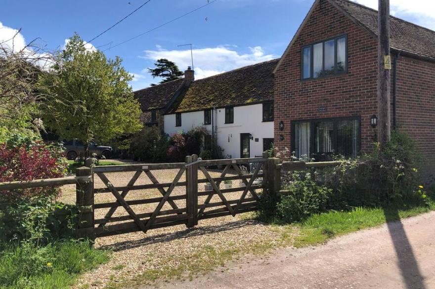 LITTLE STABLES COTTAGE, pet friendly in Blandford Saint Mary