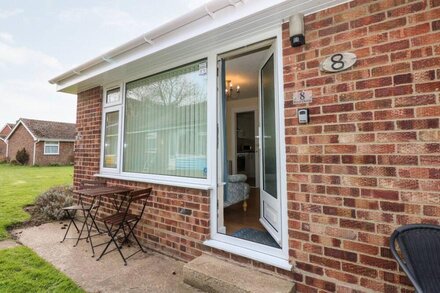 8 ROYAL CHALET PARK, pet friendly, with a garden in Mundesley