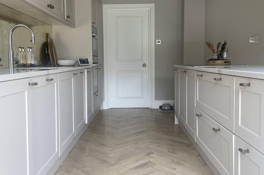 London Suburb Lux Home From Home - Walking Distance From Piccadilly Tube