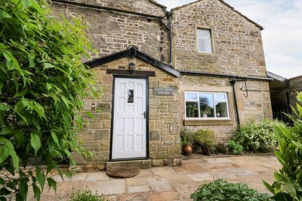 SUNNY BANK COTTAGE, pet friendly, with open fire in Skipton