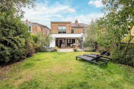 Spacious & Stylish Family Home With Lovely Garden