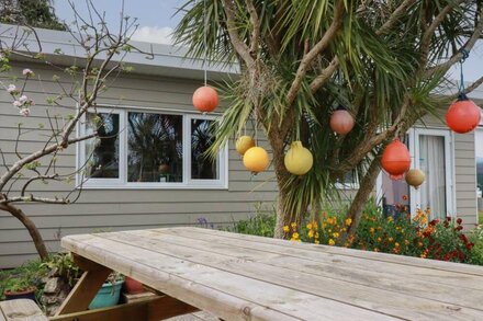 THE HIDEAWAY STUDIO, pet friendly, character holiday cottage in Hayle