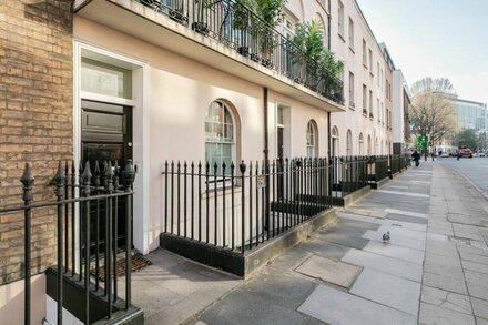 Newly refurbished Georgian 6-bed 3-bath central townhouse