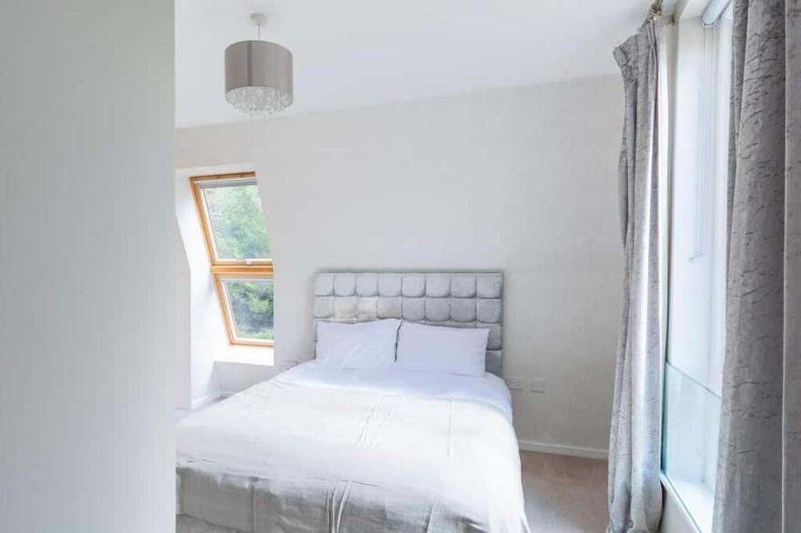Spacious 3 Bedroom Terraced House, Great Transport Links and Amenities Close by