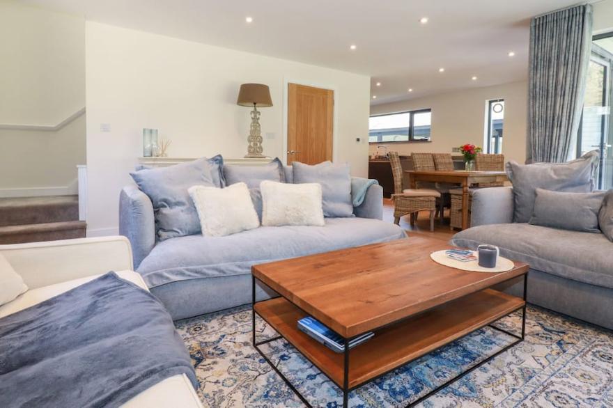 BRAMBLES, pet friendly, country holiday cottage in Bodmin