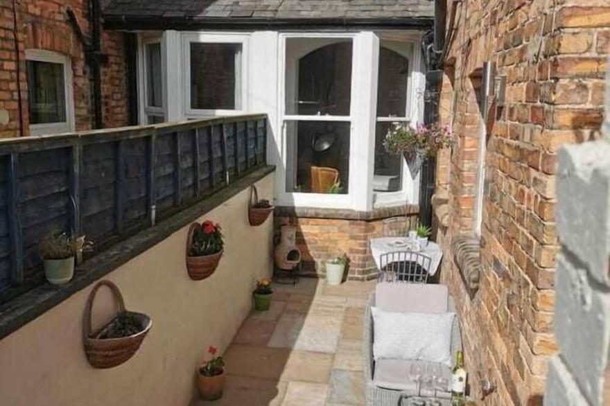 Howick House - Gorgeous Cosy Filey Cottage Style Central Location - Sleeps 9