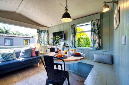 Scrumpy Duck, with private garden, sleeps 6 in coastal village