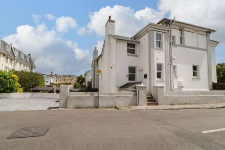 SANDS ROAD VILLA, family friendly, with a garden in Paignton