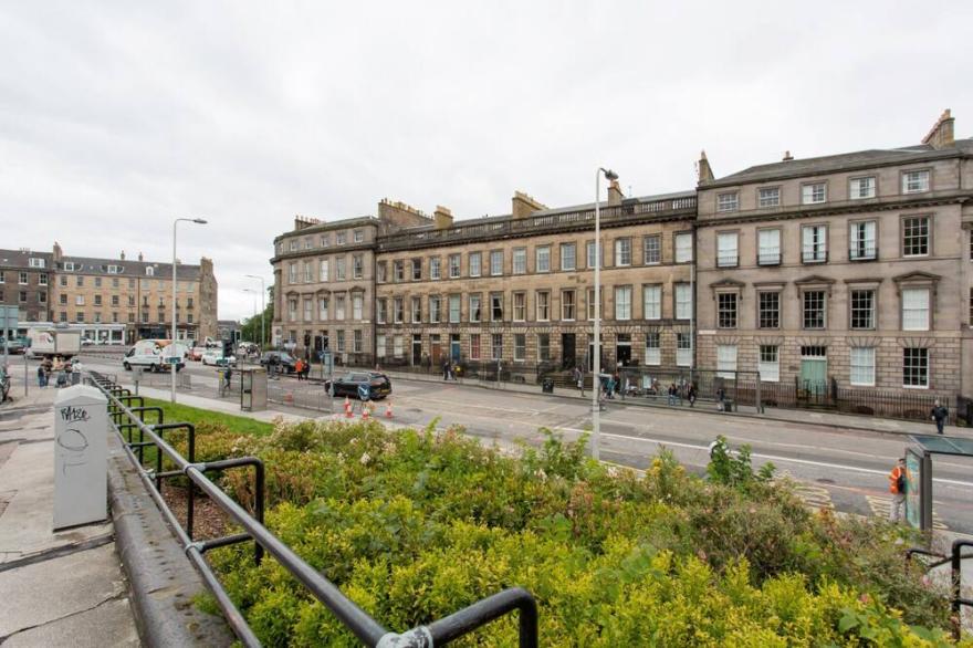 ALTIDO Inviting 3-Bed Flat In The City Centre