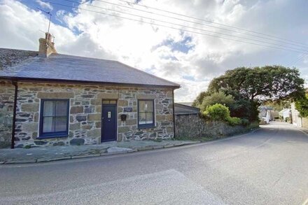 Stableyard Cottage - sea views & parking/garage