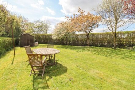 5 PACKHORSE, pet friendly, character holiday cottage in Purton