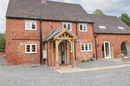 LAKESIDE LODGE, pet friendly, with hot tub in Pattingham