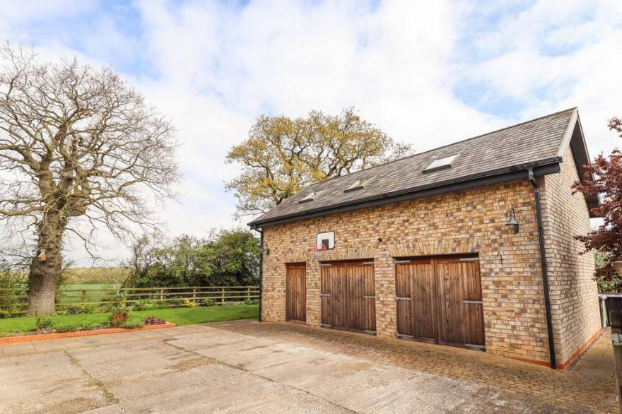 BARN OWL ANNEX, with a garden in Bardney