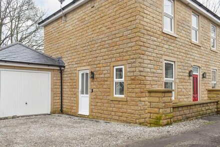 5 bedroom accommodation in Glossop