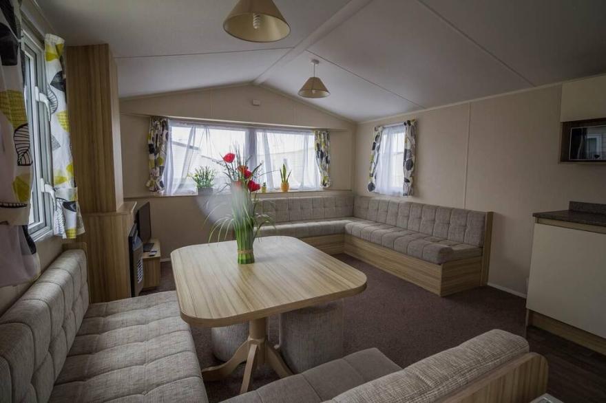 Modern caravan with WiFi at Martello Beach Holiday Park in Essex ref 29015SV