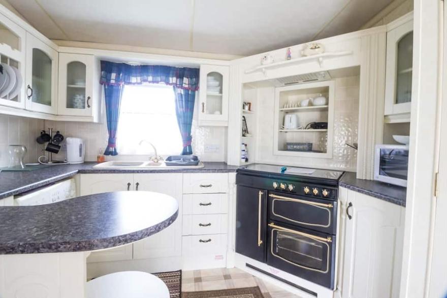 Lovely 6 berth caravan on California Cliffs Holiday Park in Norfolk ref 50007M