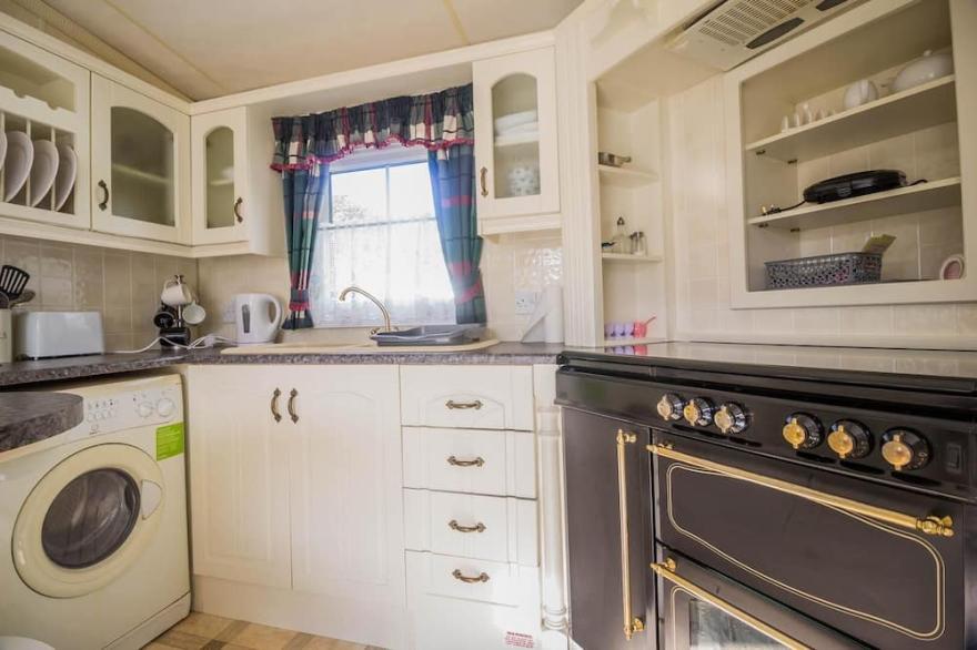 Lovely 6 berth caravan on California Cliffs Holiday Park in Norfolk ref 50007M
