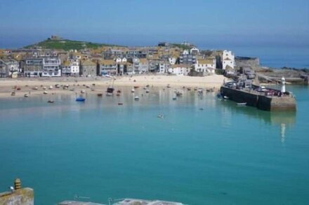 A Splendid Holiday House, With Pretty Garden, Parking & Great links into St Ives