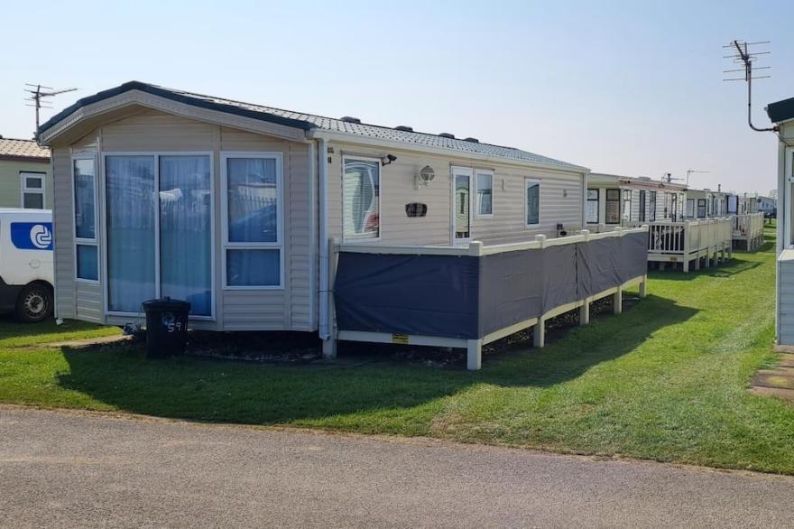 Lovely caravan with decking at Coral Beach Park in Lincolnshire ref 77001C