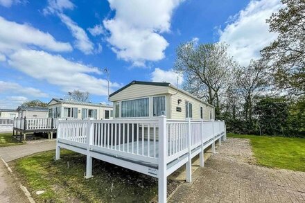 Great 6 berth caravan at Carlton Meres Holiday Park in Suffolk ref 60035O