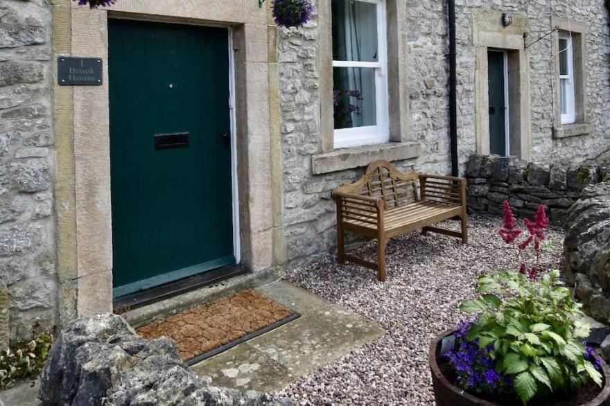 Beautiful riverside village cottage in the heart of the Peak District